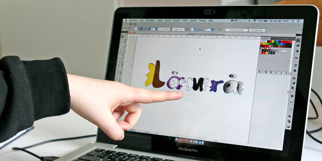Larissa entwickelt ihr Logo am Computer weiter