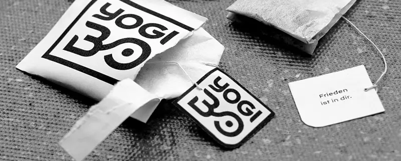 Das Yin-Yang-Symbol aus Steinen im Sand gelegt