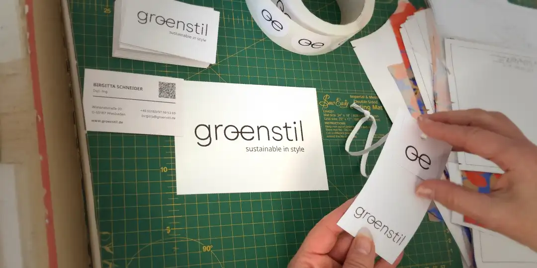 Nachhaltiges Branding Design: Das schwarze Logo wurde auf weißes Recyclingpapier gedruckt. Für Aufkleber, Visitenkarte und Hängeetiketten.