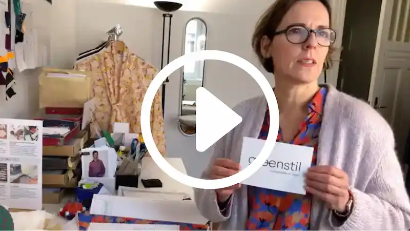 Das Yin-Yang-Symbol aus Steinen im Sand gelegt