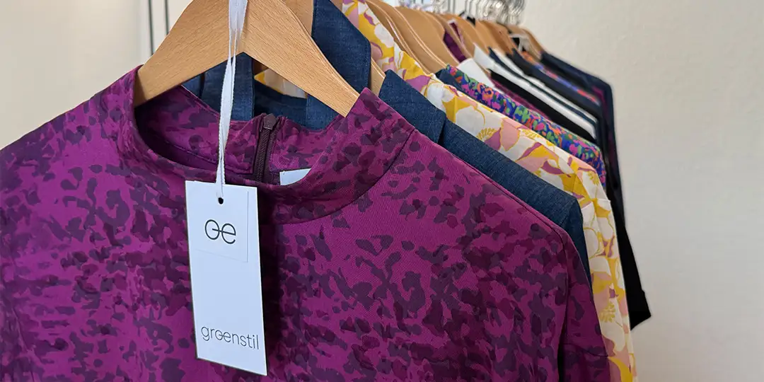 Das Logo für die Marke groenstil gedruckt auf einem Hängeetikett. Zu sehen ist Birgittas letzte Herbstkollektion: Modisch UND nachhaltig gefertigt.