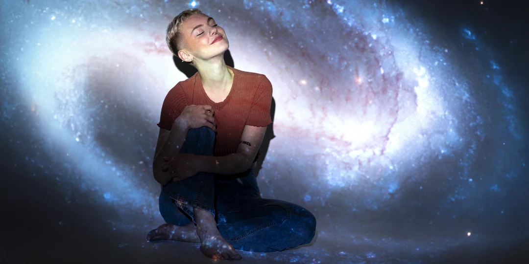 Junge Frau lebt und arbeitet im Einklang mit den 7 hermetischen Gesetzen.